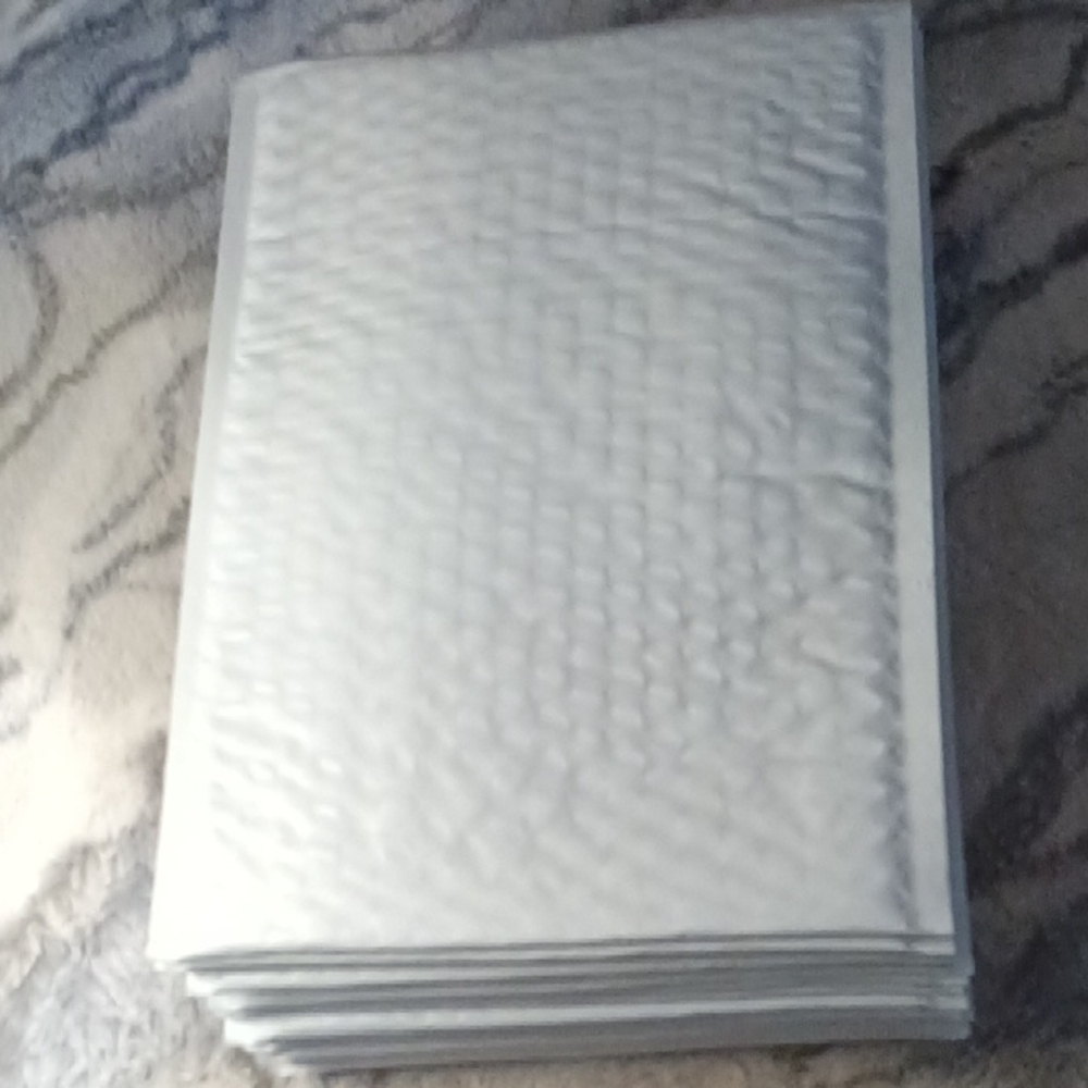 White Padded Bubble Mailers - Protective Shipping Envelopes